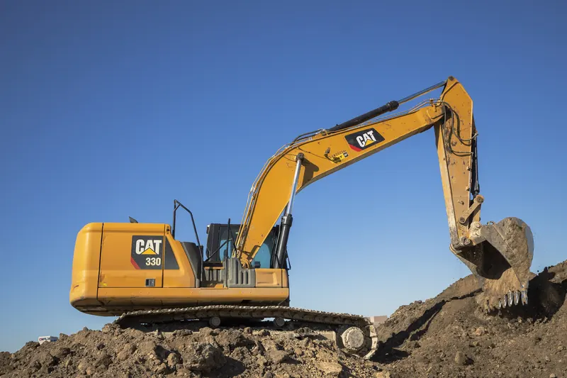 Excavadora de orugas Caterpillar 330 usada trabajando en obra