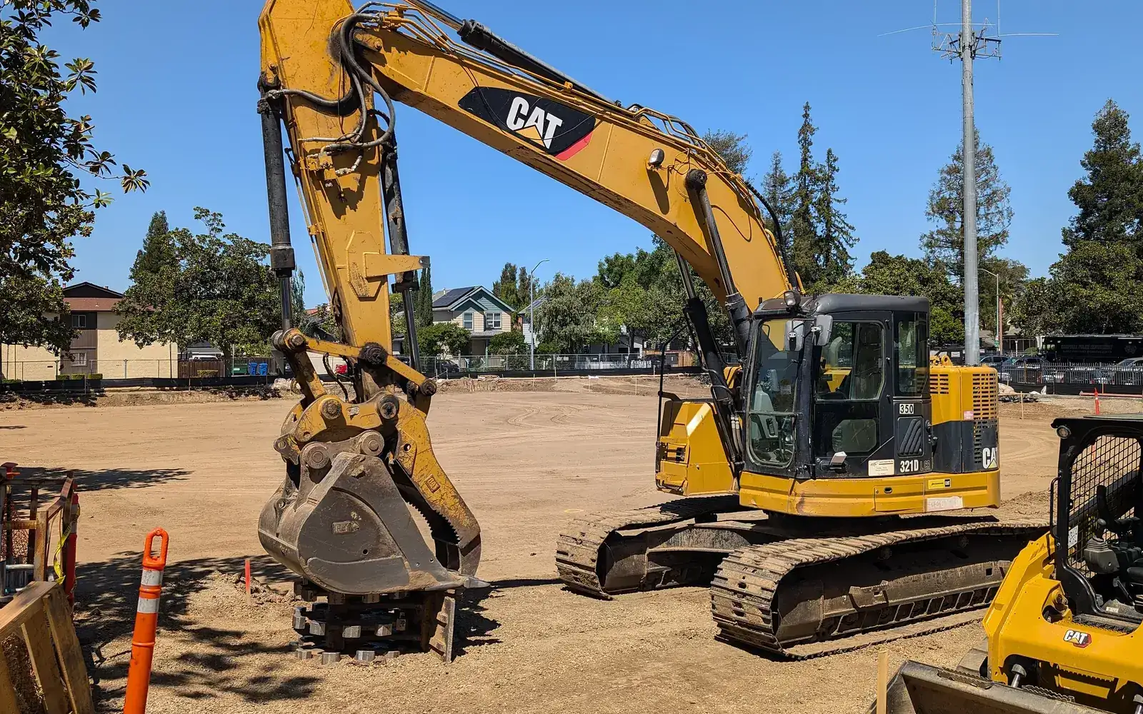 Excavadora Caterpillar usada en una obra de tierra