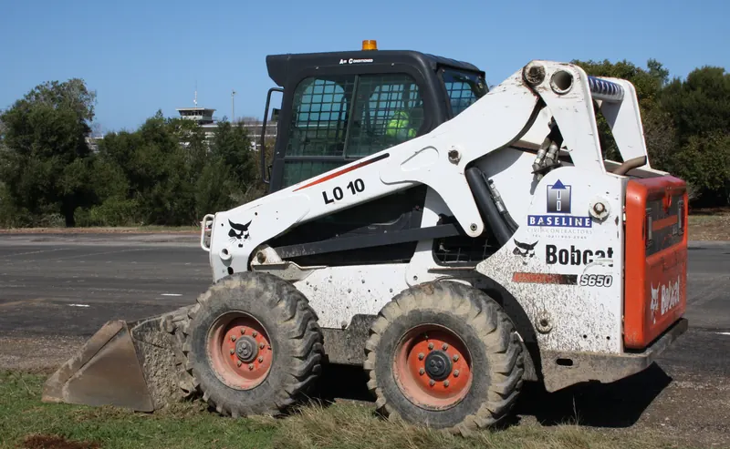 Minicargador Bobcat S650 con cucharón